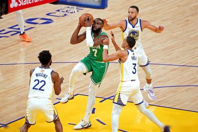 哈格里夫斯：琼斯的场上位置有点靠后